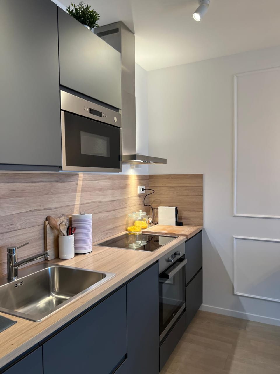 Kitchen or kitchenette, dishwasher, stove