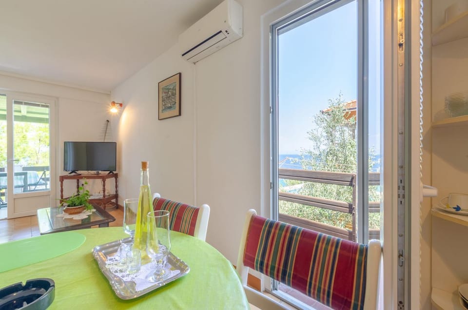 Communal lounge/ TV room, TV and multimedia, Living room, Seating area, Evening entertainment, air conditioner