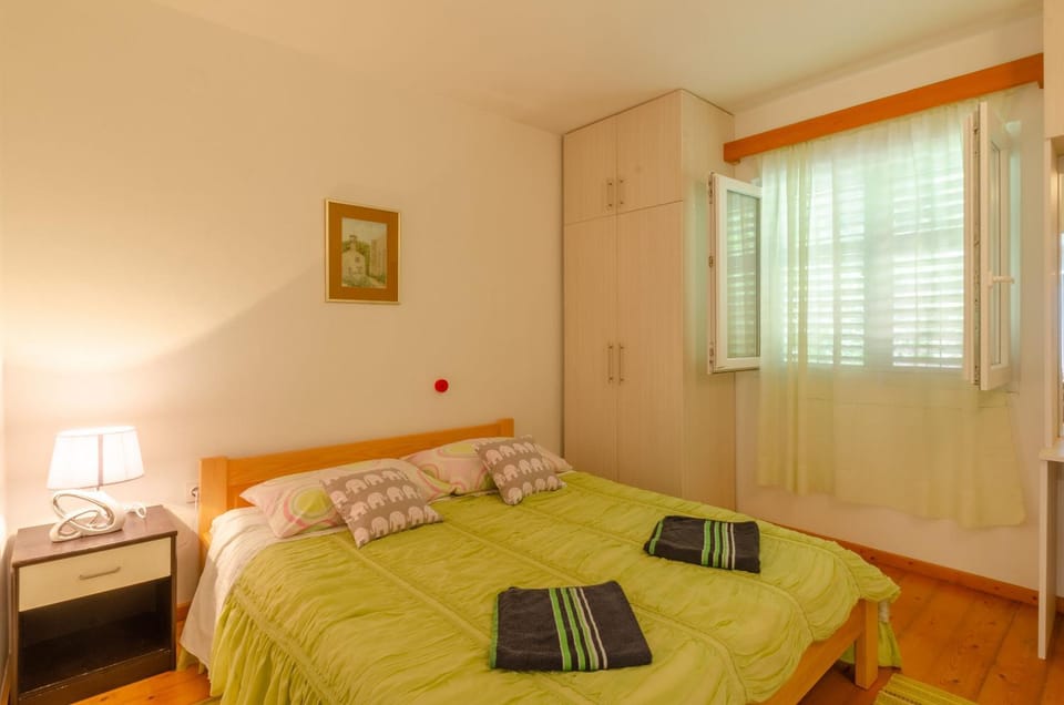 Bed, Bedroom, towels