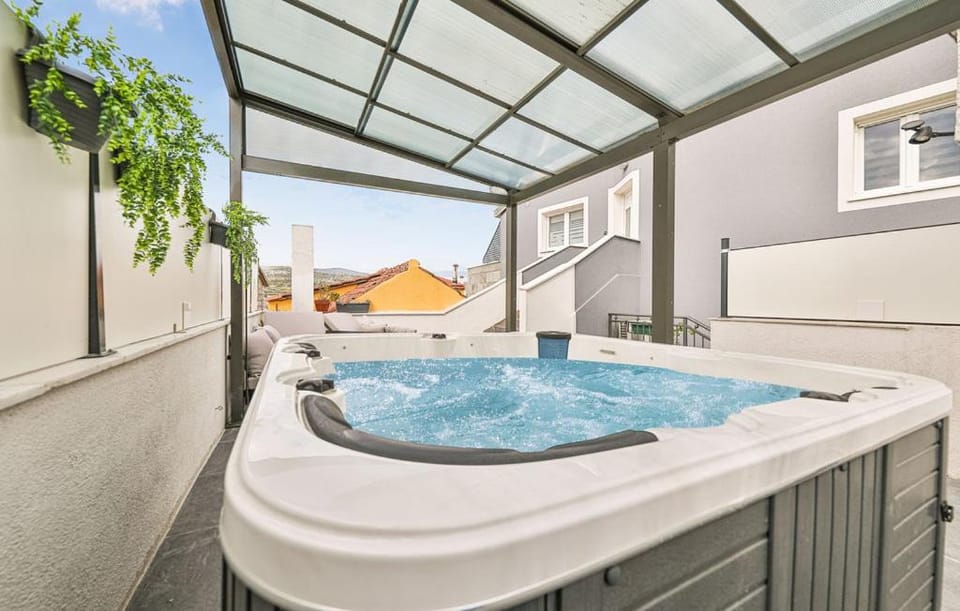 Day, Natural landscape, Hot Tub, Balcony/Terrace