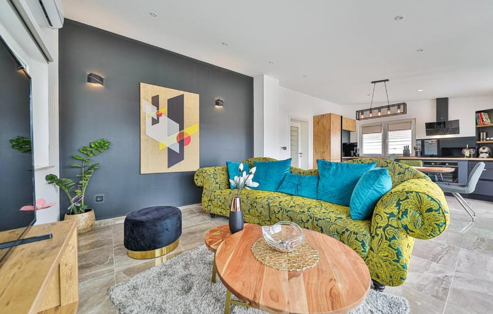 TV and multimedia, Living room, Seating area, Evening entertainment
