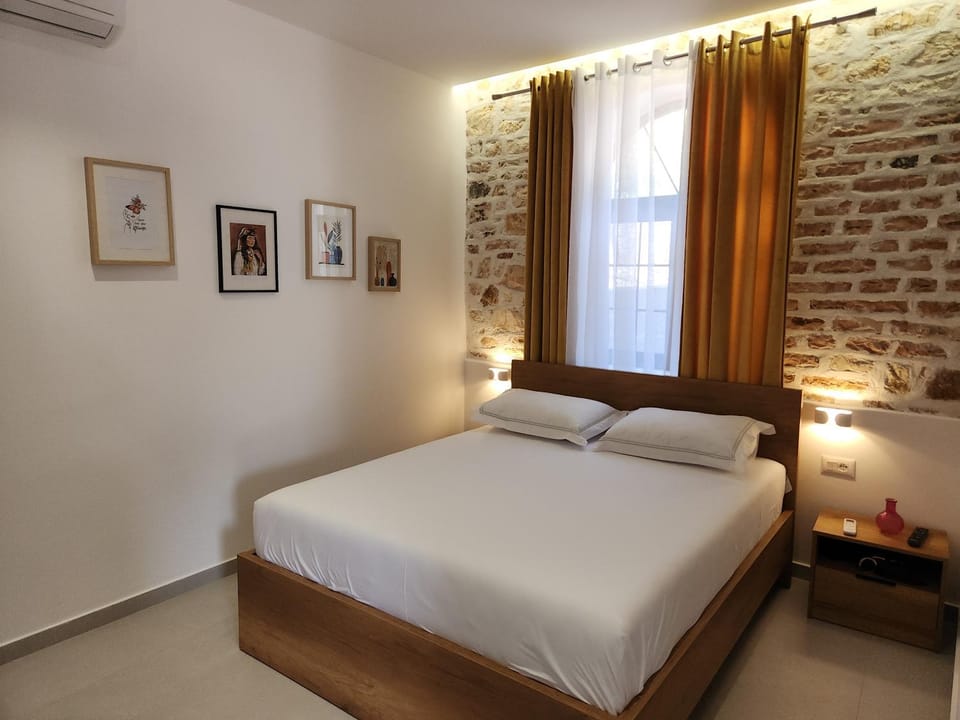 Bed, Bedroom, air conditioner