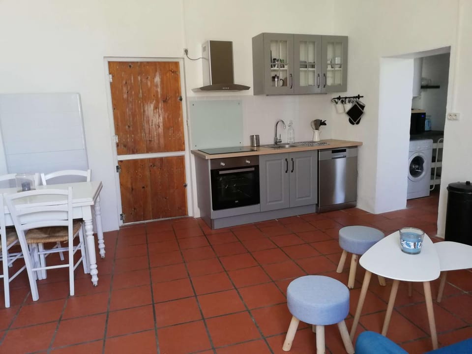 Coffee/tea facilities, Kitchen or kitchenette, Dining area