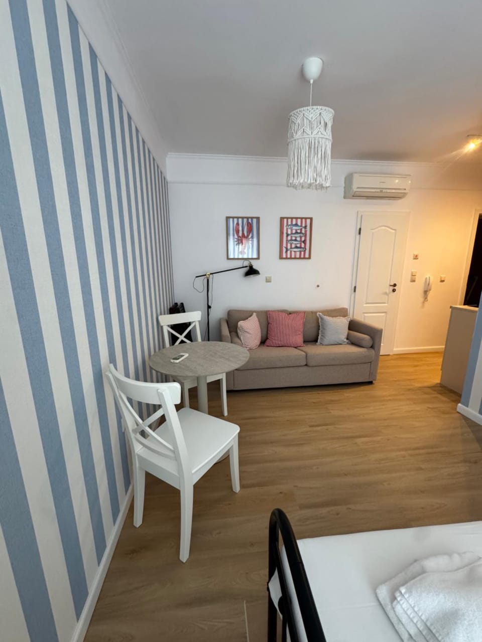 Bed, Living room, Photo of the whole room, Dining area