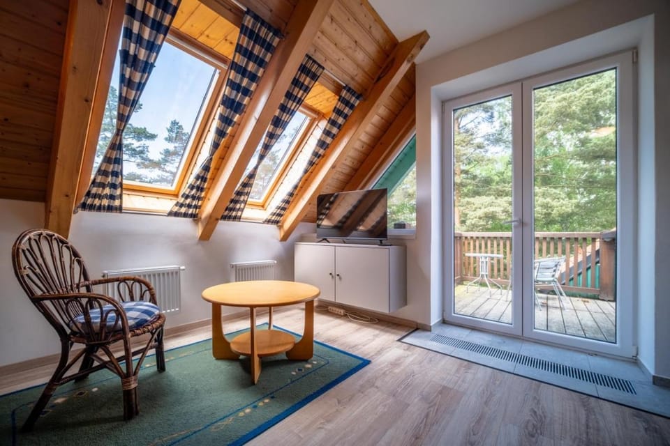 View (from property/room), Balcony/Terrace, Living room, Seating area