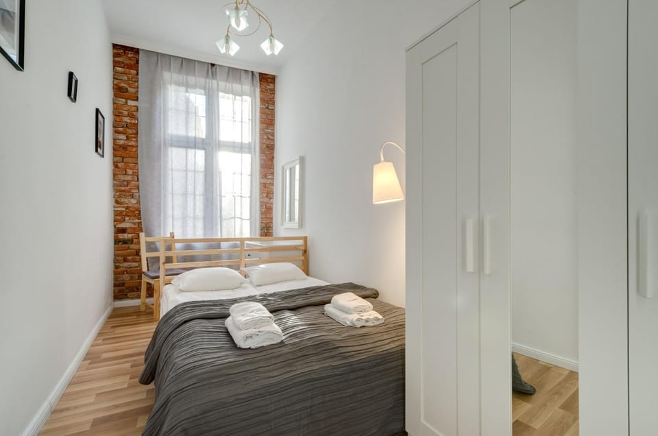 Bedroom, towels, wardrobe