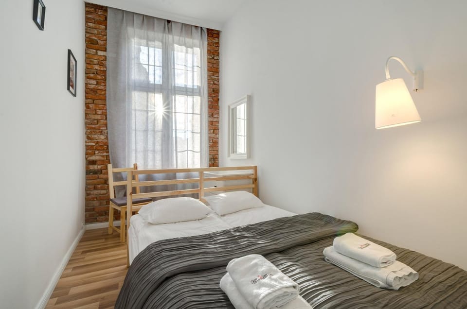 Bedroom, towels