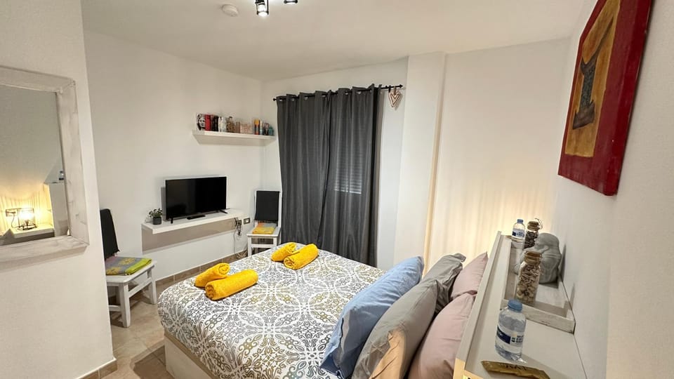 Bed, TV and multimedia, Photo of the whole room, Bedroom, towels