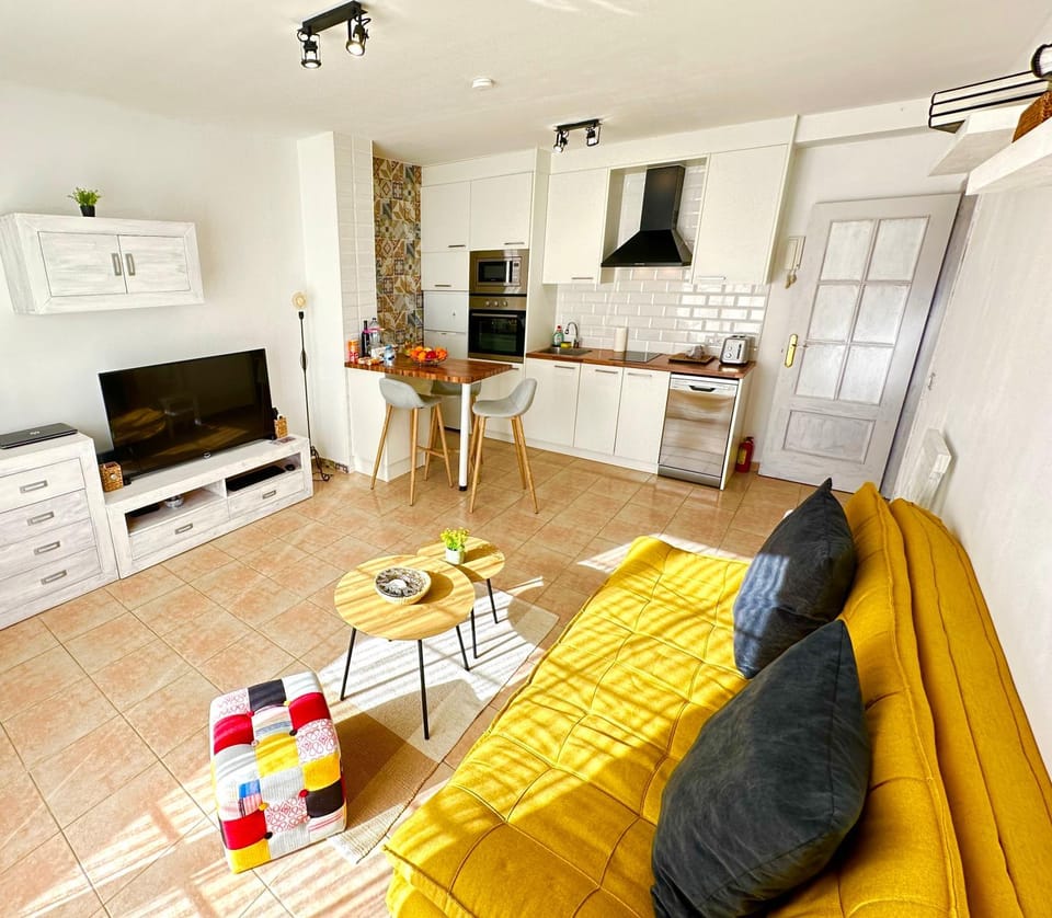 Communal lounge/ TV room, TV and multimedia, Kitchen or kitchenette, Living room, Dining area, minibar, pet friendly, stove