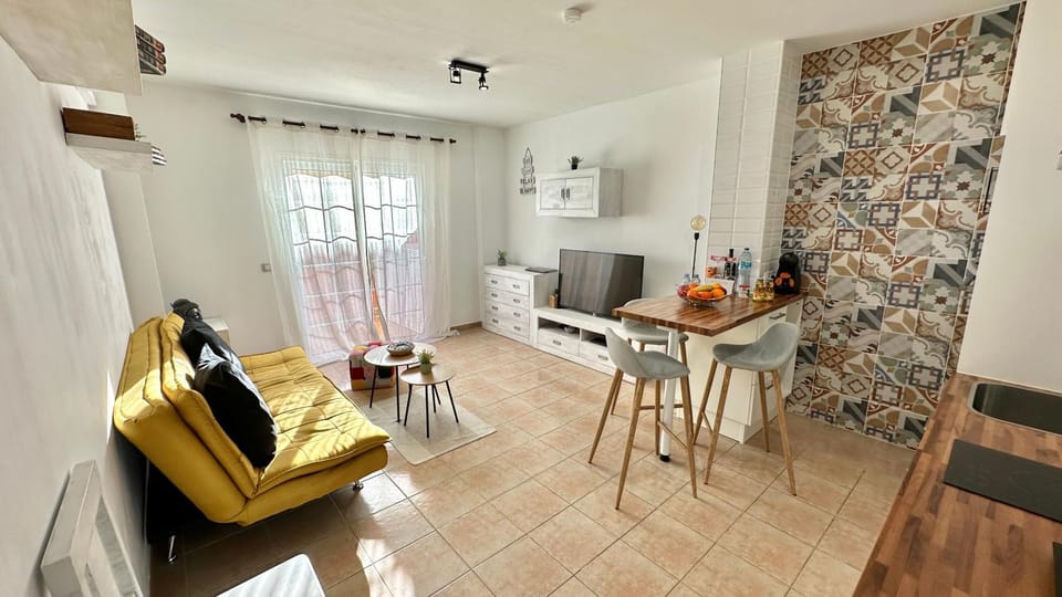 TV and multimedia, Kitchen or kitchenette, Living room, Seating area, Dining area