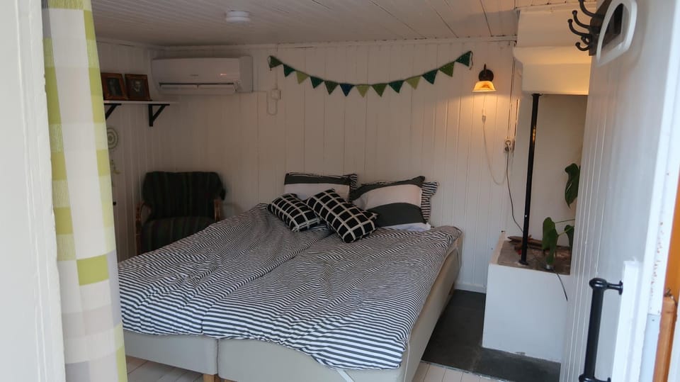Bed, Bedroom, internet, air conditioner