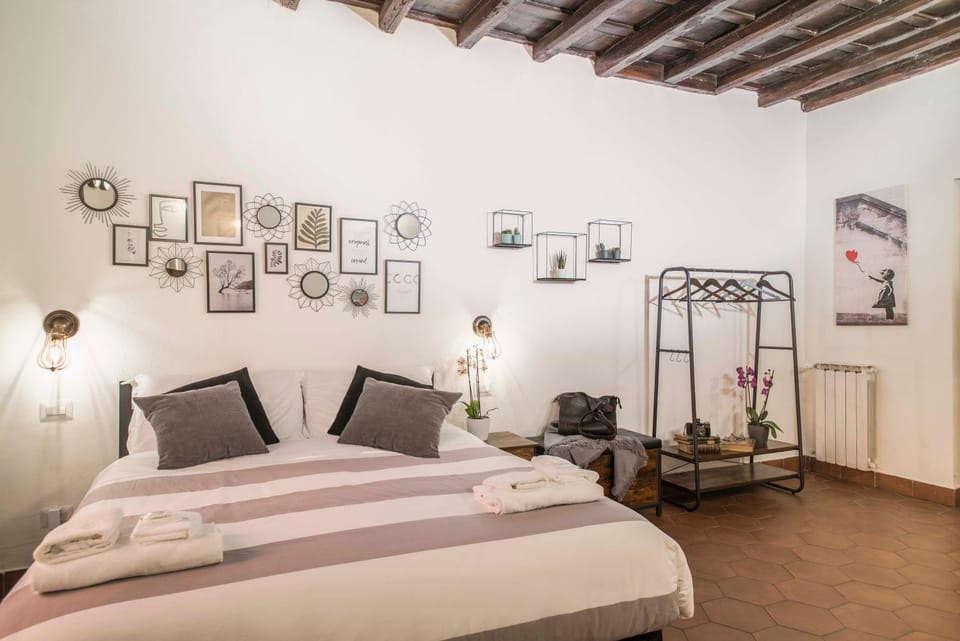 Bed, People, Photo of the whole room, Decorative detail, Bedroom, Guests, children, group of guests, air conditioner