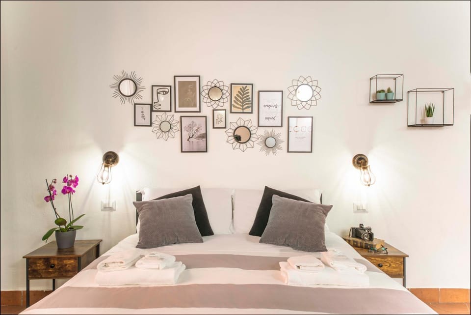 Bed, People, Photo of the whole room, Decorative detail, Bedroom, Guests, group of guests, Family, air conditioner