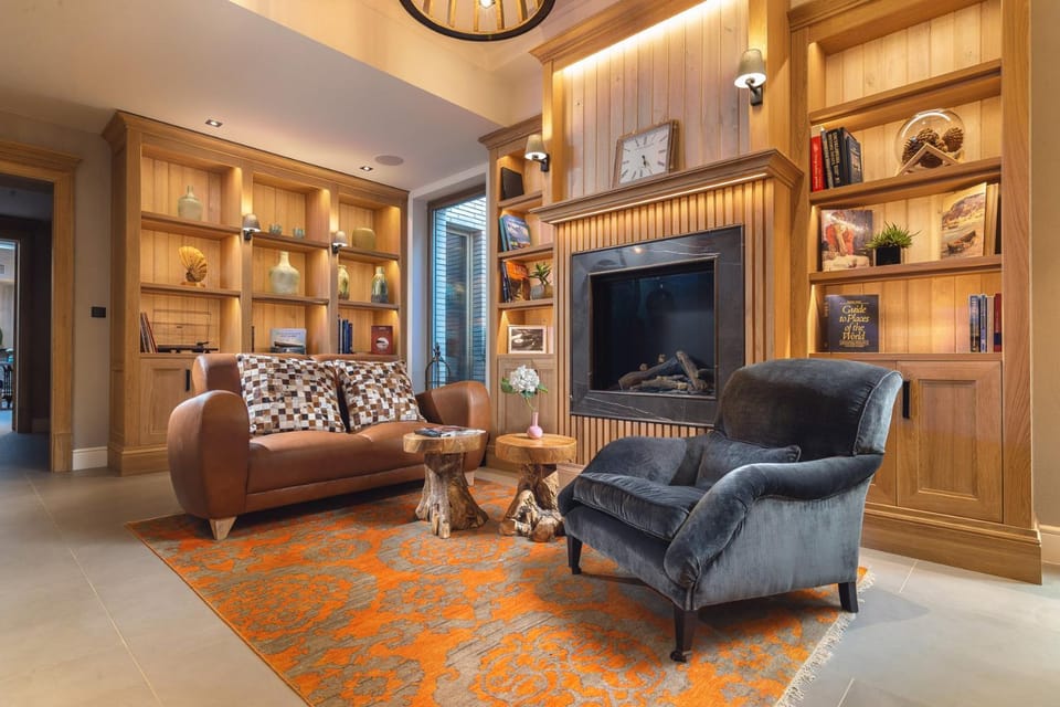 Communal lounge/ TV room, Library, Lounge or bar