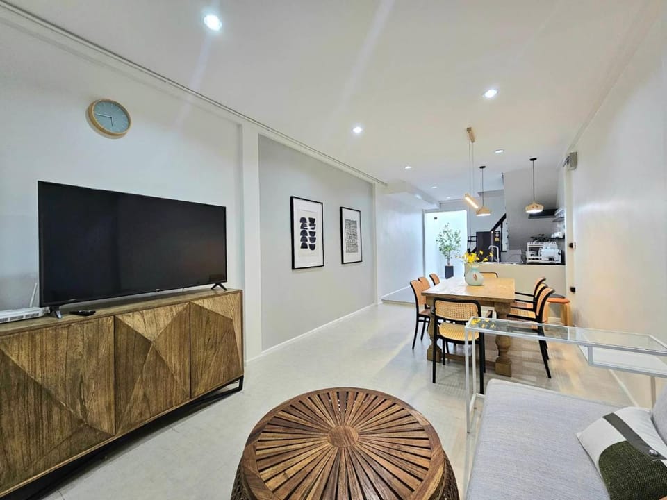 TV and multimedia, Living room, Seating area, Dining area
