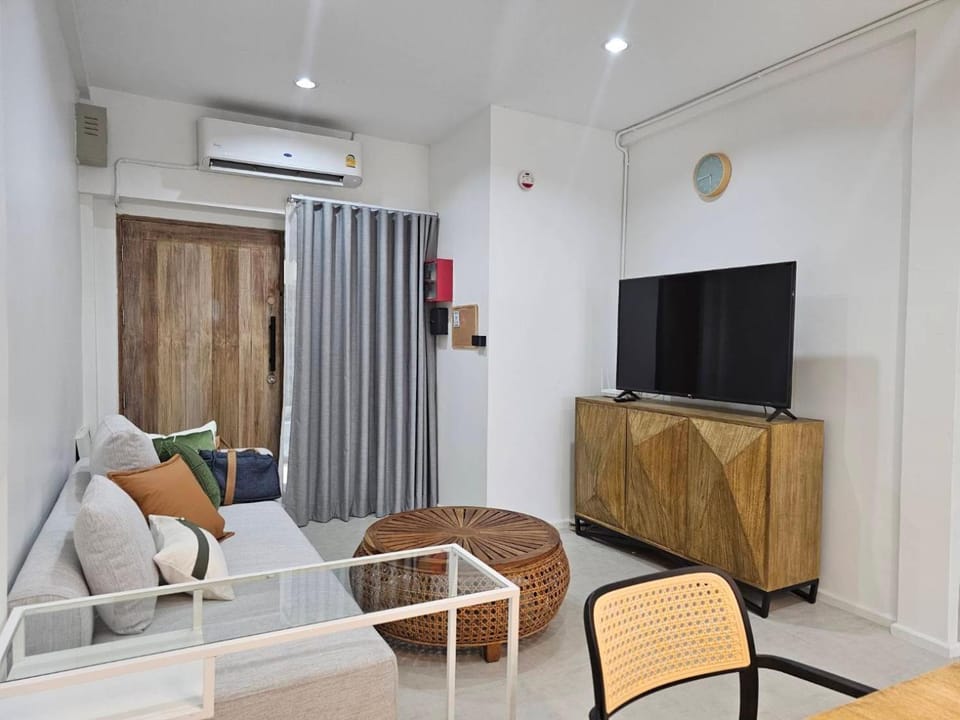 TV and multimedia, Living room, Seating area, air conditioner