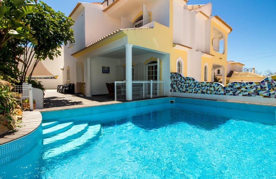 Swimming pool, sunbed