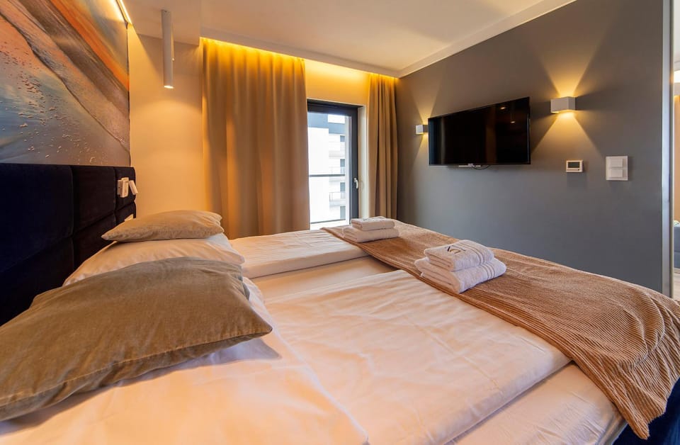 Bed, TV and multimedia, Photo of the whole room, Seating area, Bedroom