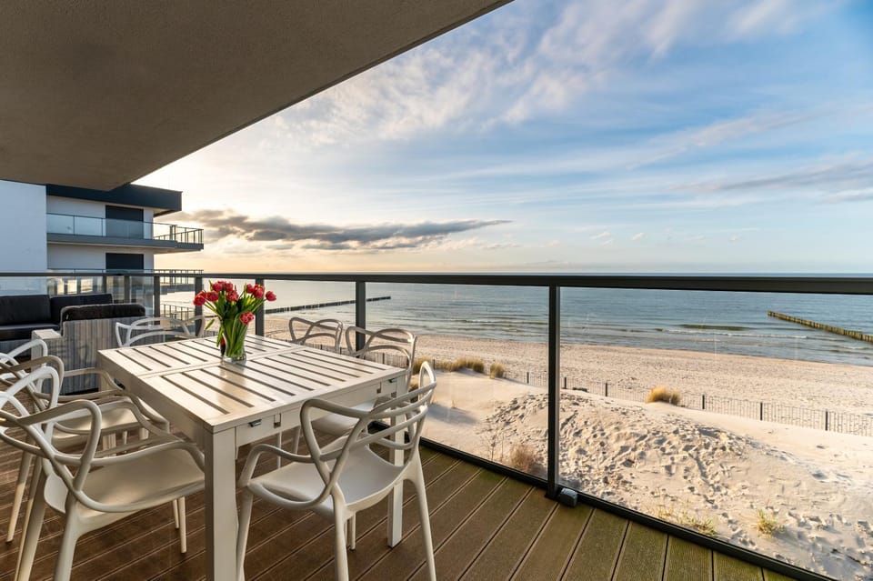 Patio, Day, Natural landscape, View (from property/room), Balcony/Terrace, Seating area, Dining area, Beach, Sea view
