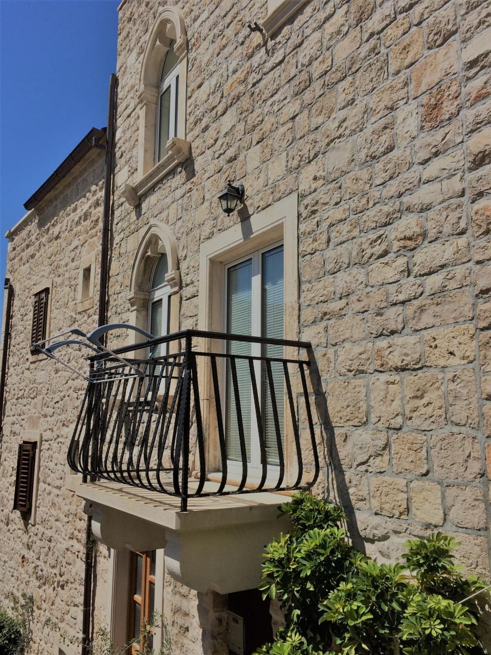 Property building, Facade/entrance, Day, Balcony/Terrace, Street view