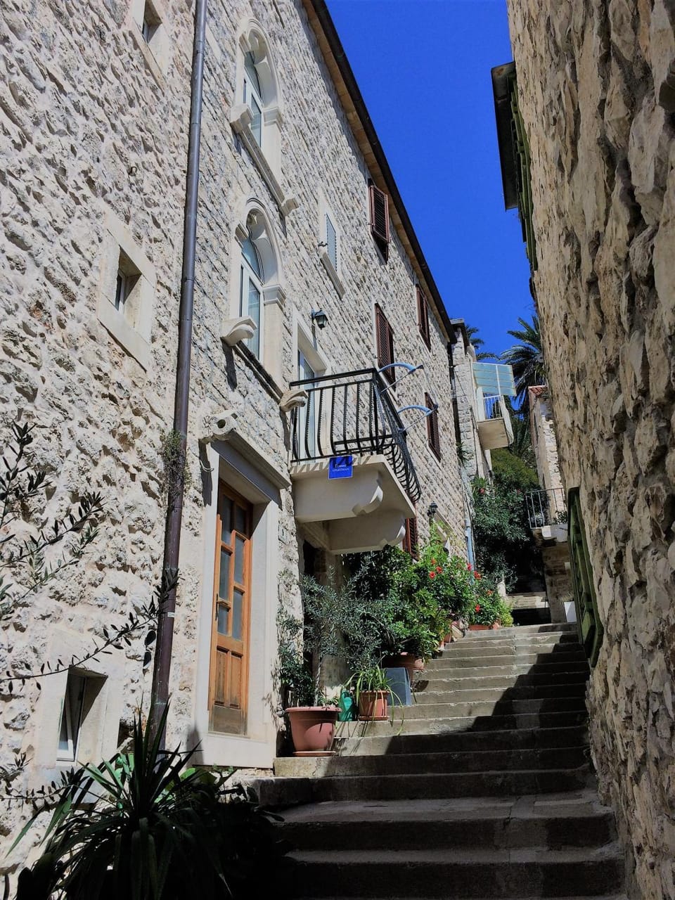 Property building, Facade/entrance, Day