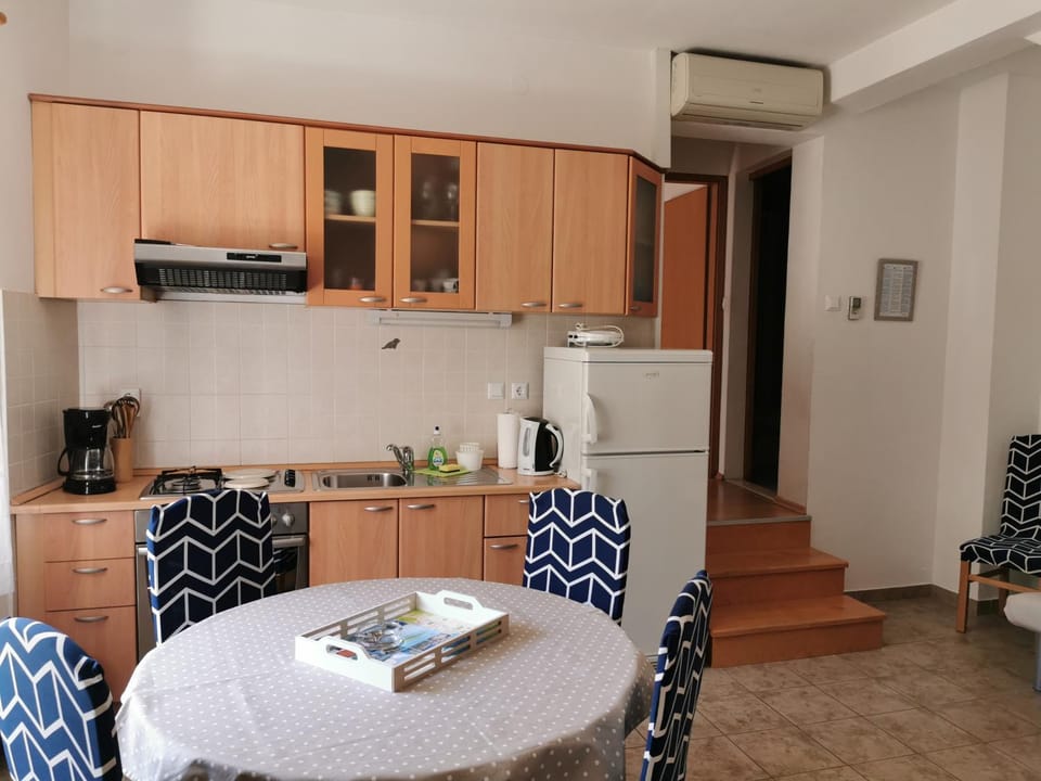Coffee/tea facilities, Kitchen or kitchenette, Living room, Seating area, Dining area, pet friendly, stove, toaster