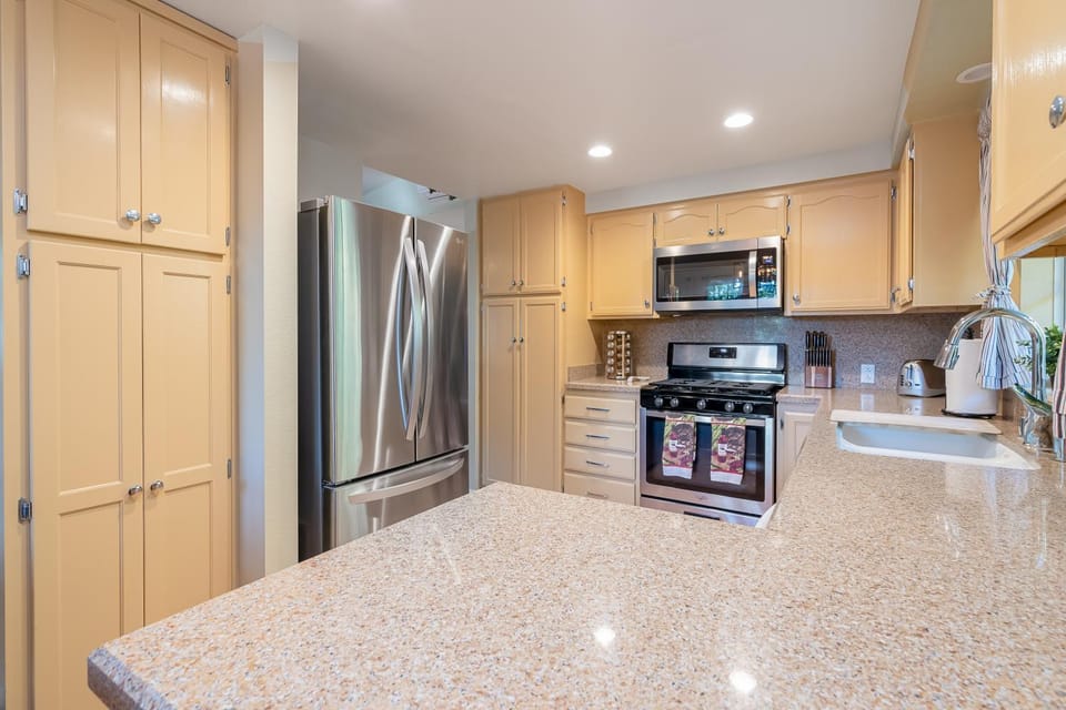 Coffee/tea facilities, Kitchen or kitchenette, Food and drinks, Dining area, Breakfast, concierge, dishwasher, oven, pet friendly, stove, toaster