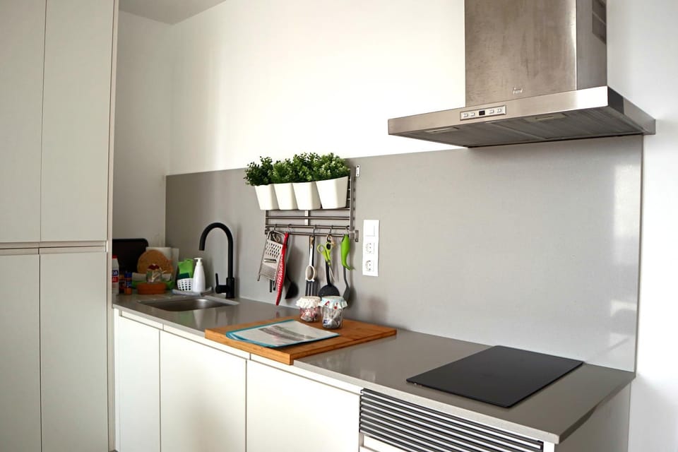Coffee/tea facilities, Kitchen or kitchenette, stove