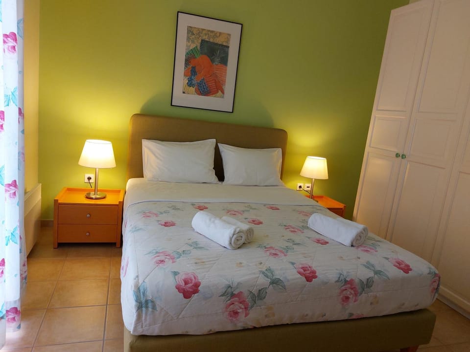 Photo of the whole room, Bedroom, wardrobe