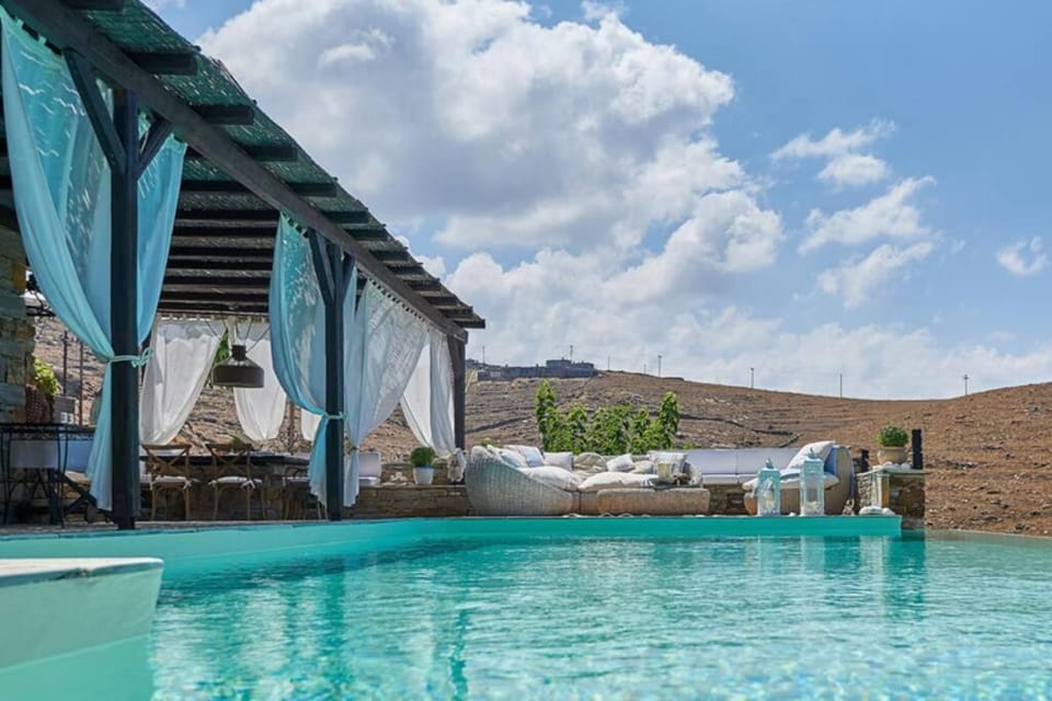 Property building, Patio, Pool view, Swimming pool, Swimming pool, sunbed