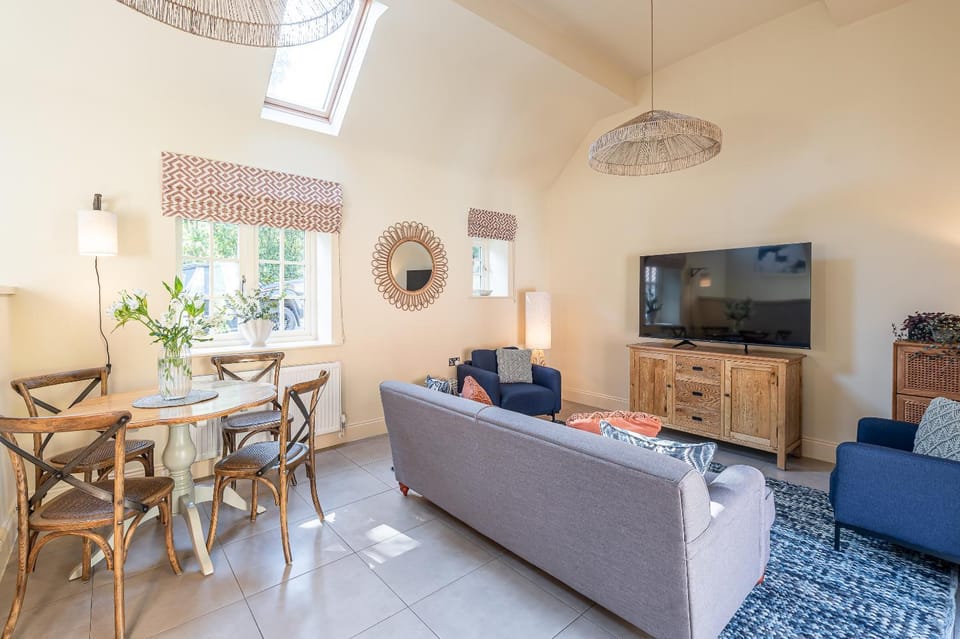 TV and multimedia, Living room, Dining area