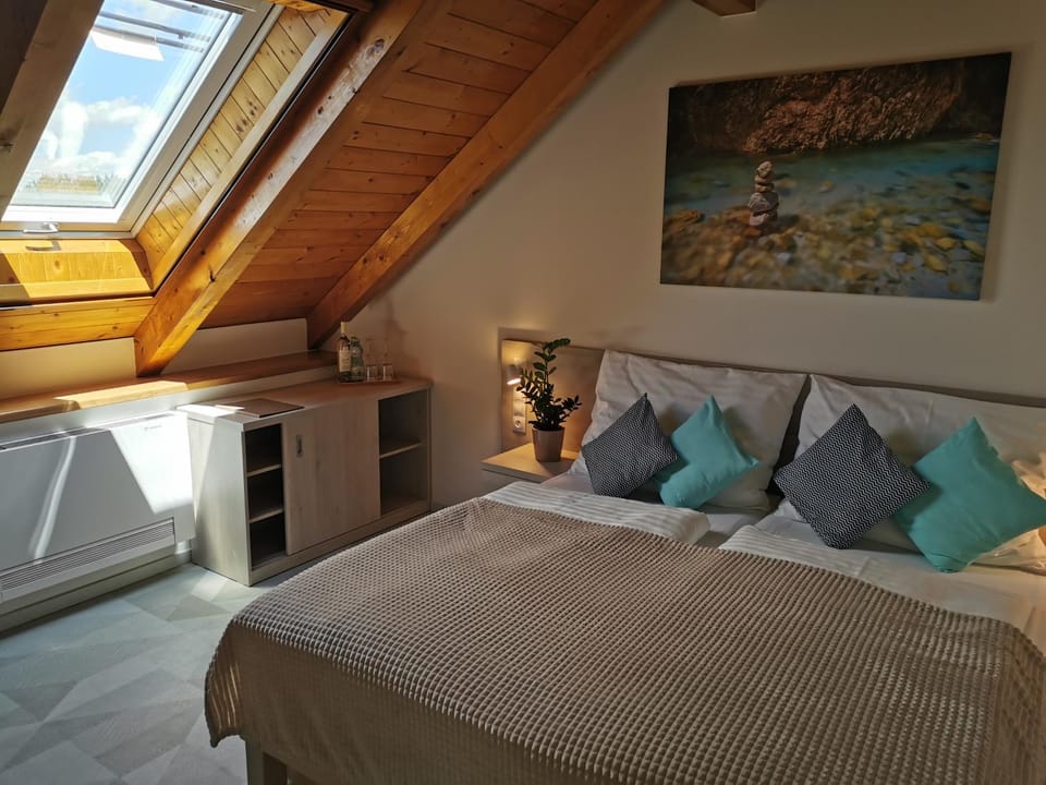 Bed, Bedroom, Street view