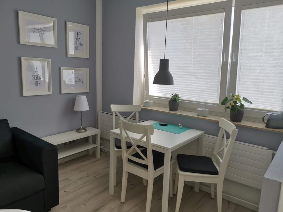 Photo of the whole room, Dining area