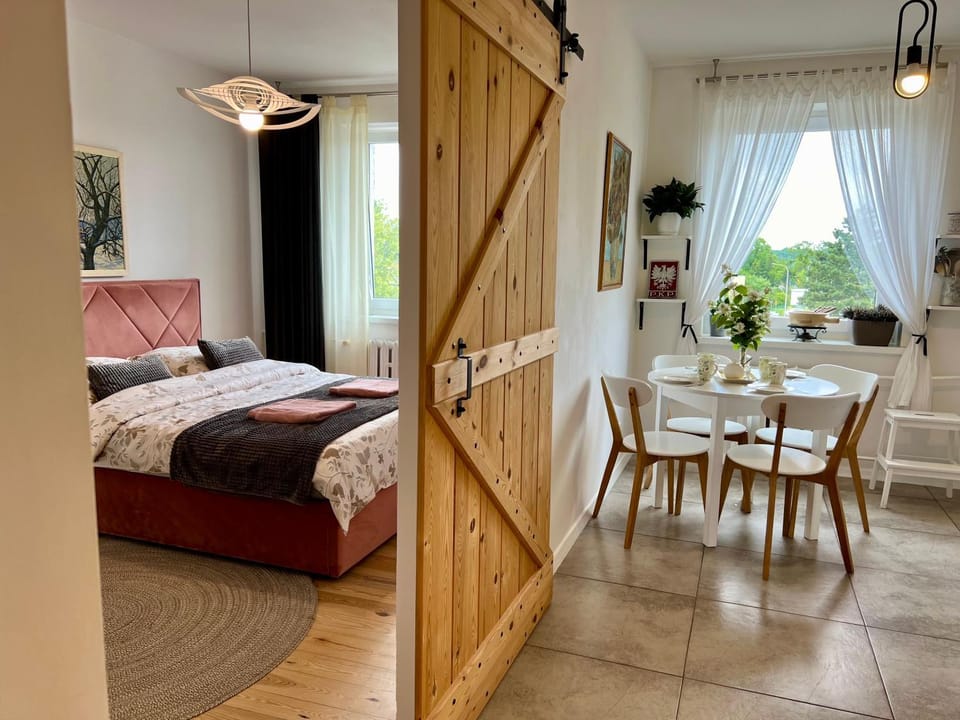 Bed, Photo of the whole room, Dining area, Bedroom