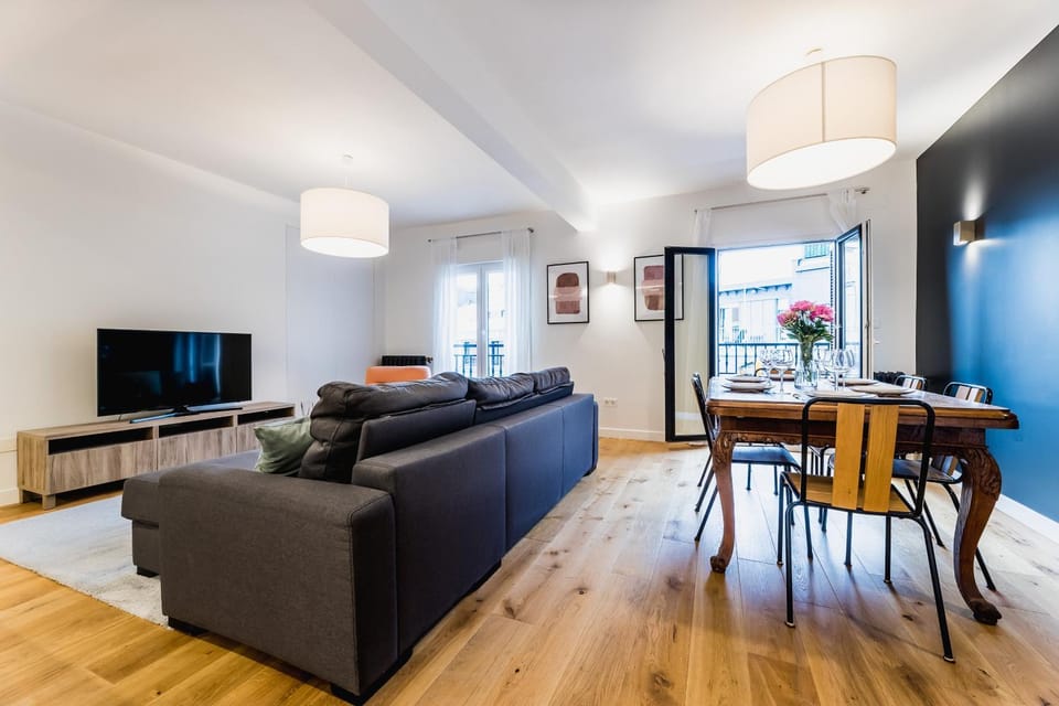 TV and multimedia, Living room, Seating area, Dining area