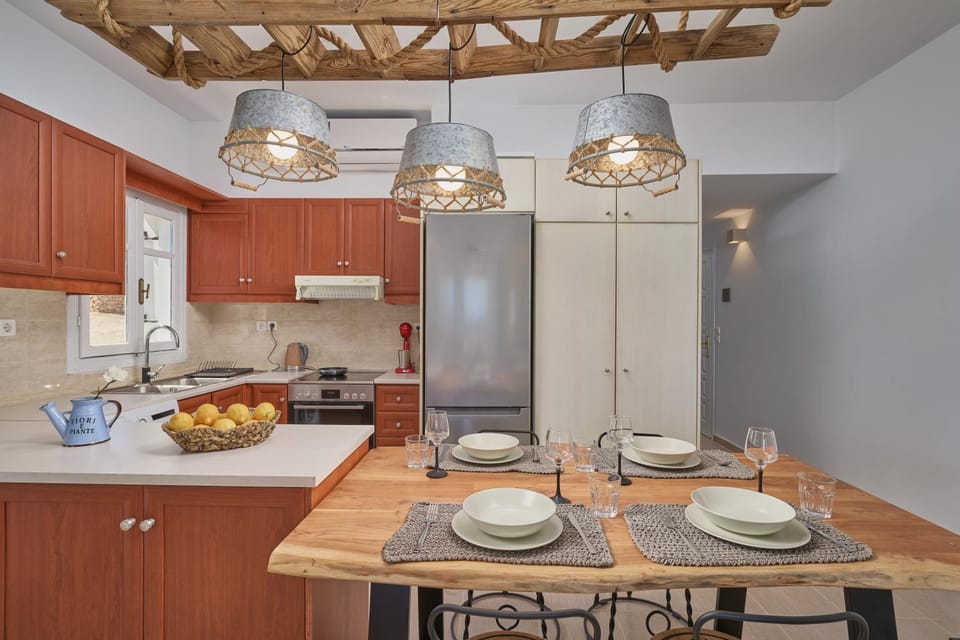 Kitchen or kitchenette, Decorative detail, Dining area, Communal kitchen
