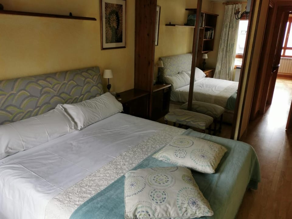 Bed, Photo of the whole room, Decorative detail, Bedroom