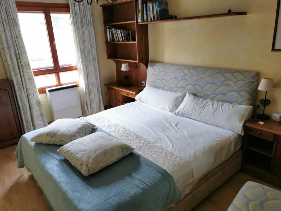 Bedroom, Mountain view