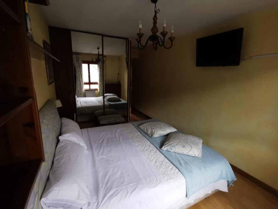 Bed, TV and multimedia, Photo of the whole room, Bedroom