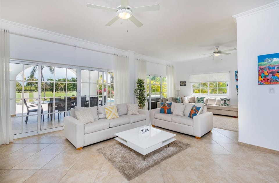 Patio, Living room, Seating area, Dining area, fireplace