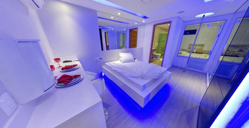 Bed, TV and multimedia, Photo of the whole room, Bedroom, towels