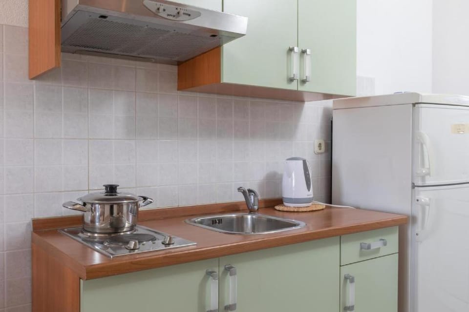 Coffee/tea facilities, stove