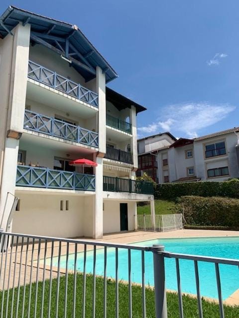 Property building, Mountain view, Pool view, Swimming pool, Swimming pool