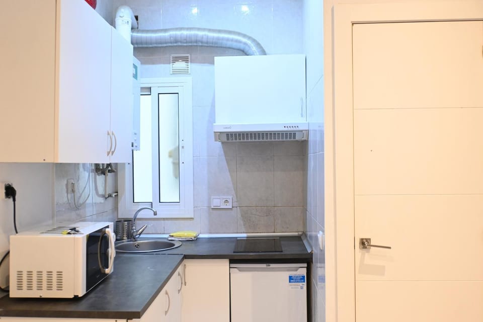 Coffee/tea facilities, Kitchen or kitchenette, stove, toaster