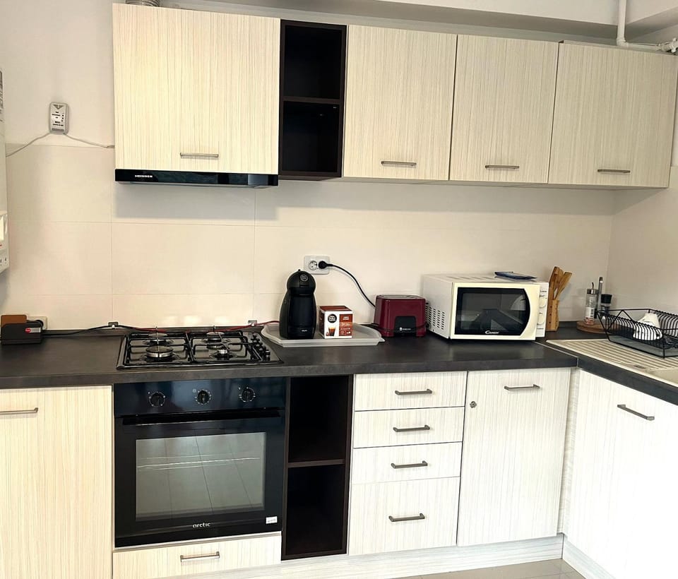 Coffee/tea facilities, Kitchen or kitchenette, oven, stove, toaster