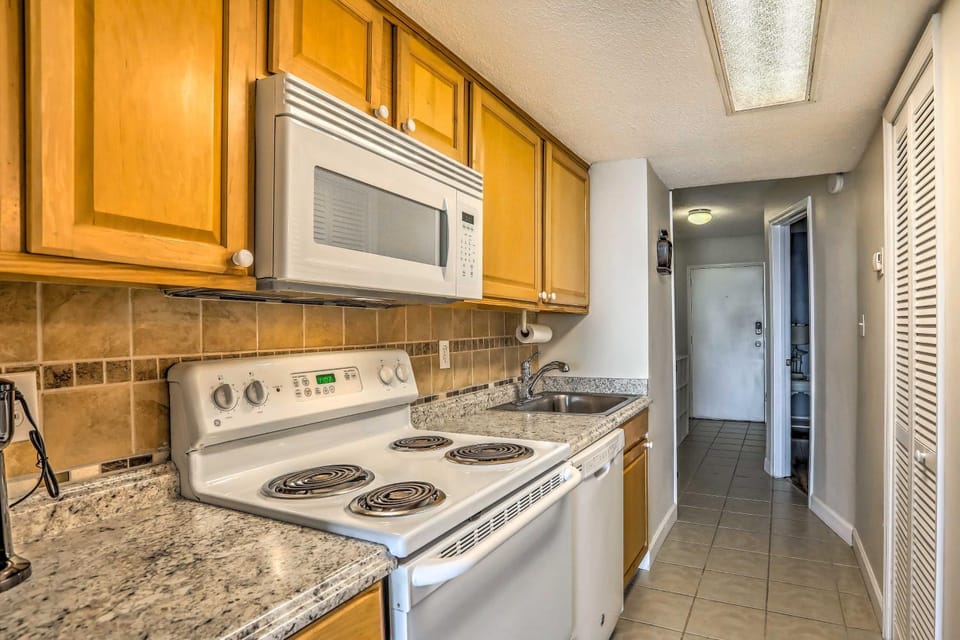 1 Block to Ocean Shore: Condo in Myrtle Beach! House in Myrtle Beach