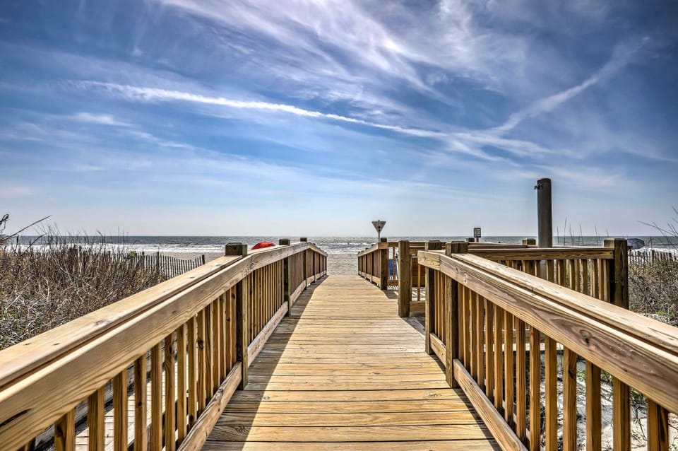 1 Block to Ocean Shore: Condo in Myrtle Beach! House in Myrtle Beach