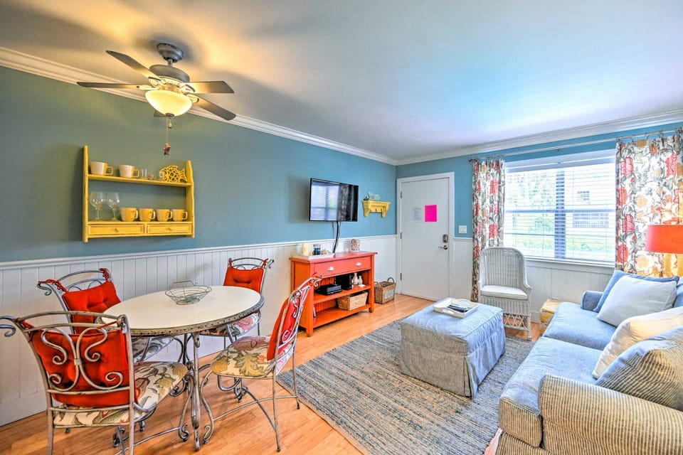 Condo w/ Pool Access: Walk to Shopping & Beach! House in Naples