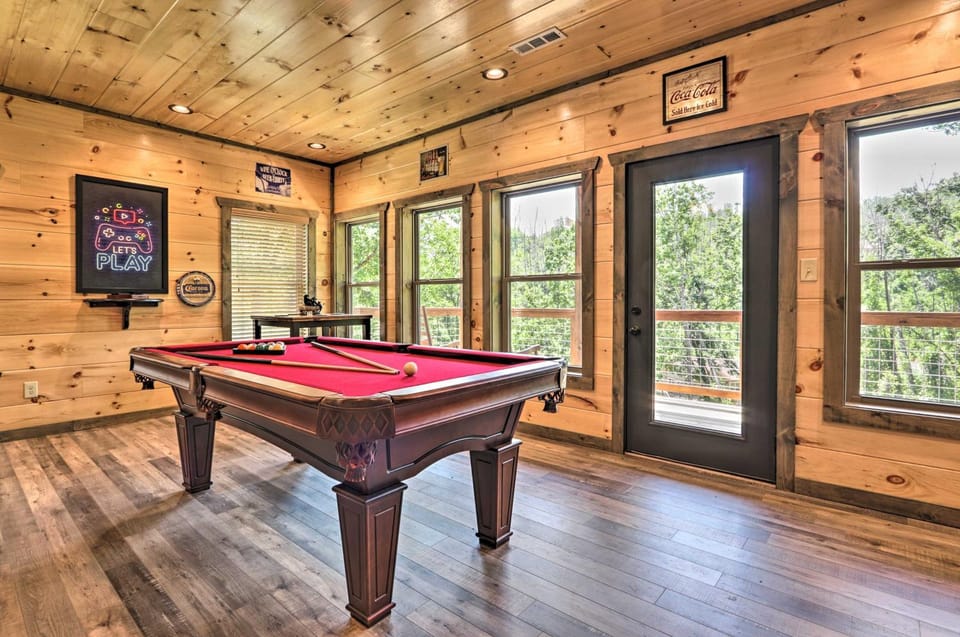 Hot Tub, Game Room, Decks: Cabin in Gatlinburg Cabin in Gatlinburg