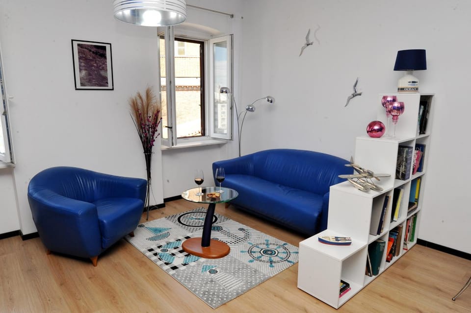 Staff, People, Activities, View (from property/room), Living room, Food and drinks, Other, Decorative detail, Seating area, City view, Sea view, Family